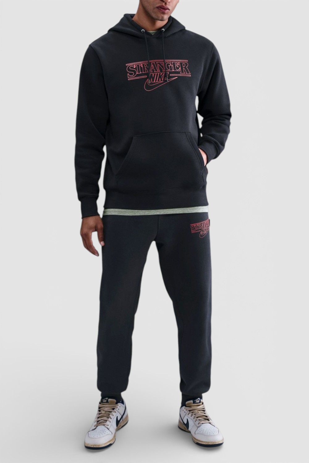 תמונת כל הלוק של קפוצ&rsquo;ון נייקי X דברים מוזרים